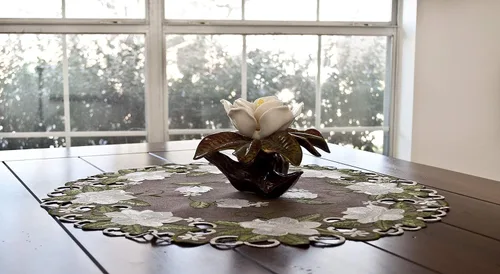 Vista 4 de Hermoso diseño floral de magnolia blanca y hojas verdes bordadas en lino de poliéster marrón redondo de 23 pulgadas o 33 pulgadas