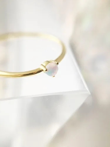 Vista 3 de HONEYCAT - Anillo de cristal de ópalo minimalista, joyería delicada