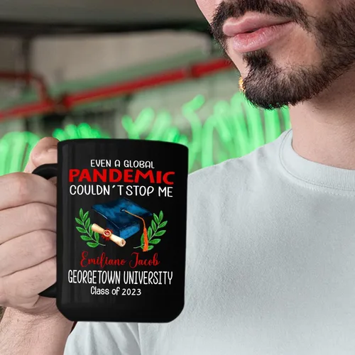 Vista 5 de Ever A Global Pandemic Couldn't Stop Me Taza de café de regalo para amigos graduados, taza de café negra de graduación personalizada con nombre
