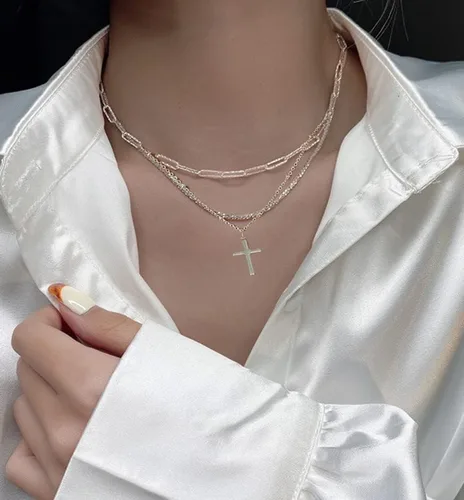 Vista 3 de Collares de cruz de oro pequeños y delicados de 14 quilates para mujer, elegantes diseños pequeños y laterales en oro