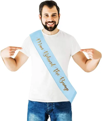 Vista 7 de Divertida banda para baby shower con texto en inglés "Man Behind The Bump" para papá futuro, decoración de fiesta de baby shower, suministros