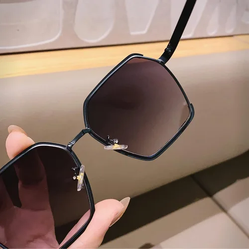 Vista 5 de MYSNKU Gafas de sol para mujer, protección UV, gran cambio gradual de metal, poligonal, medio marco, para decoración de moda