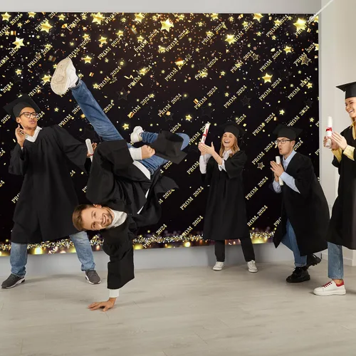 Vista 6 de Geyee Cartel de graduación 2026 con purpurina para decoración de graduación de graduación negro y dorado con 2 rotuladores plateados para la clase