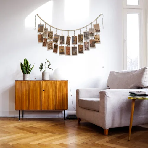 Vista 5 de Exhibidor de fotos para colgar con 22 clips, guirnalda de cuentas de madera, decoración de marco de collage estilo boho para dormitorios, aulas