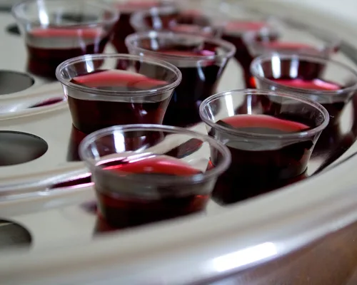 Vista 3 de Grace, vasos para comunión, caja de 1000 unidades, desechables de plástico, se ajustan a las charolas estándar de la Sagrada Comunión