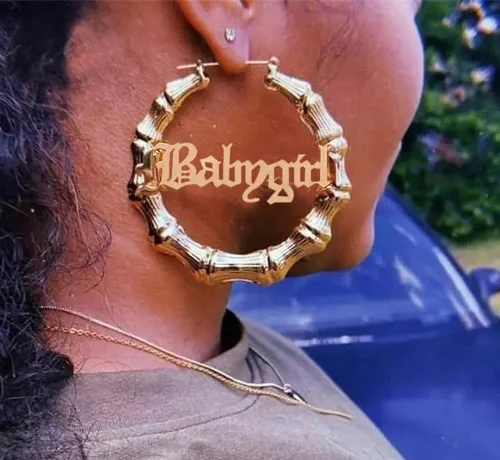 Vista 6 de Pendientes de aro grandes de bambú con letra inglesa antigua, estilo hip-pop, accesorio de fiesta de moda