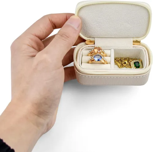 Vista 4 de SANQIANWAN Mini caja de lujo para anillos de viaje para mujer, estuche portátil de cuero para joyas, organizador para anillos, aretes, collares