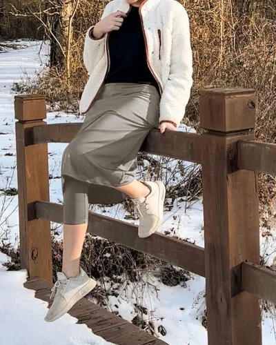 Vista 5 de Aurgelmir Falda de tenis para mujer con leggings capri para golf, longitud hasta la rodilla, faldas largas atléticas para mujer con bolsillos