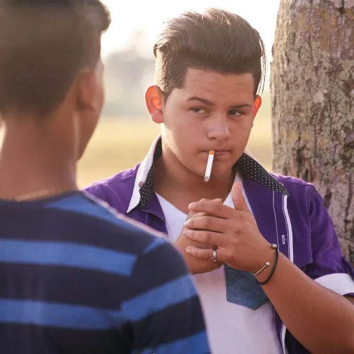 Vista 5 de ArtCreativity Cigarrillos falsos – 3.25 pulgadas – que sopla humo (paquete de 24) Cigarrillos de imitación para niños con un aspecto realista