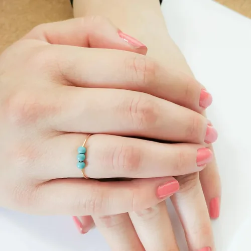 Vista 2 de Anillo de ansiedad para aliviar el estrés, anillo triple de cuentas de turquesa natural, anillo giratorio con relleno de oro de 14 quilates