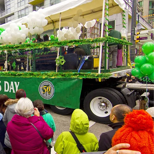 Vista 4 de Guirnalda de oropel de trébol del día de San Patricio de 39.4 pies, 6 unidades, color verde dorado metálico para fiesta irlandesa, hogar, exterior