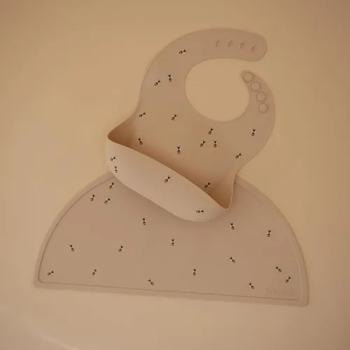 Vista 2 de Mushie - Babero de silicona para bebé, ajustable y resistente al agua (abejas) De 4 a 24 meses, lavable a máquina, correa ajustable