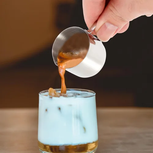 Vista 5 de Luxshiny Vasos de espuma de acero inoxidable mini jarra de crema con boquilla y mango, taza de servir leche de 1 onza para café Latte Art, espumador