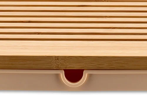 Vista 3 de Alessi Tabla de pan "Sbriciola" en madera de bambú con recogedor de migas en resina termoplástica, madera
