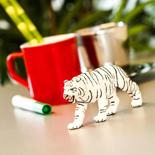Vista 6 de Safari Ltd. Figura de tigre de Bengala blanca – Figura detallada de plástico de 6 pulgadas – Divertido juguete educativo para niños, niñas y niños a