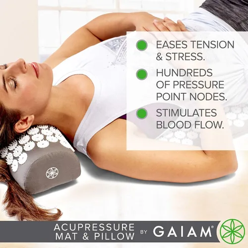 Vista 4 de Juego de tapete de acupresión y almohada Gaiam, alfombrilla de masaje estilo acupuntura y almohada, alivio para el nervio ciático, tensión muscular