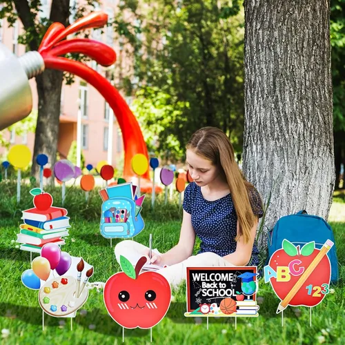 Vista 4 de Juego de 10 carteles de regreso a la escuela con estacas, diseños surtidos de manzana, búho y autobús escolar para decoración de jardín y césped al
