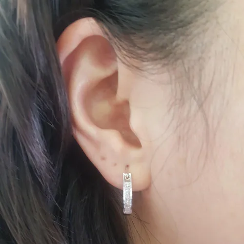 Vista 6 de Dazzlingrock Collection Aretes de aro Huggies con diamantes blancos redondos de 0.15 quilates (ctw) para ella Plata esterlina chapada en oro blanco