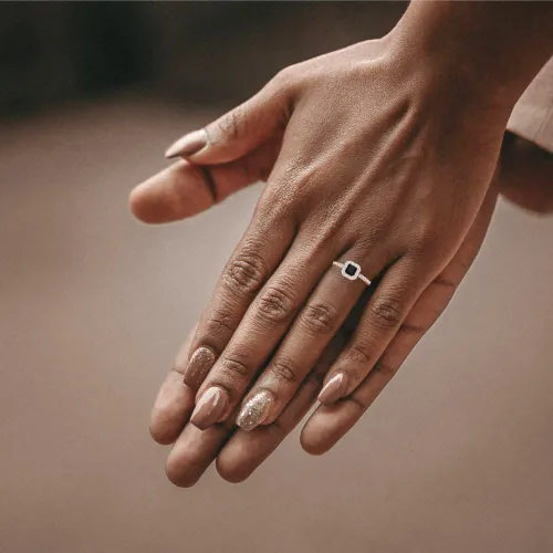 Vista 5 de Anillo de compromiso de ónix negro natural de 1.34 quilates con solitario de corte princesa con acento de compromiso de aniversario, de oro rosa
