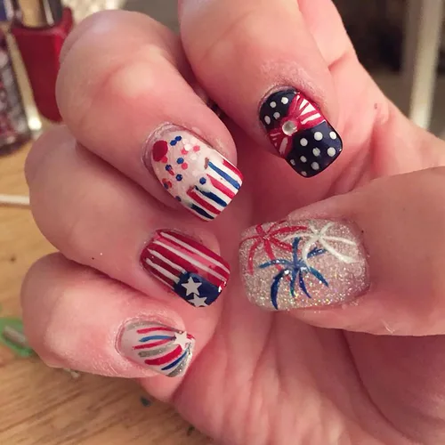 Vista 8 de 24 uñas postizas a presión con punta francesa, cuadradas, medianas, con brillantina, con diseño de degradado blanco, uñas postizas reutilizables