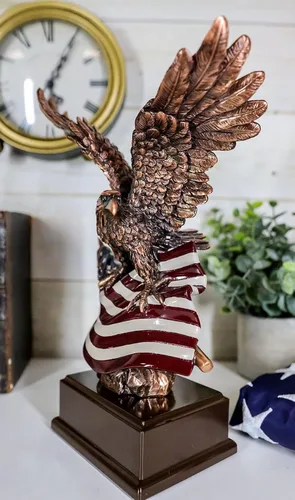 Vista 8 de Gifts & Decor Ebros Wings of Glory - Figura patriótica de águila calva que se aferra a la bandera estadounidense, bronce galvanizado, con base