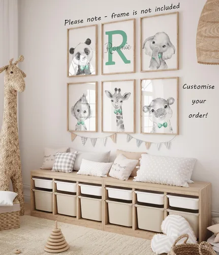 Vista 5 de Animales de Safari Personalizados para Habitación de Bebés Niños Juego de 6 Pósteres Sin Marco, Arte de Pared con Nombre Personalizado Corbatín Azul