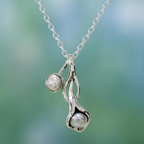 Vista 3 de NOVICA Collar artesanal de perlas hecho a mano de plata esterlina de la India joyería nupcial colgante blanco piedra natal floral 15.75 pulgadas