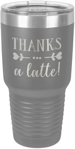 Vista 18 de Taza de viaje de acero inoxidable con tapa superior deslizante y pajita con texto en inglés "THANKS A LATTE 30oz Taza de viaje", compara con Yeti