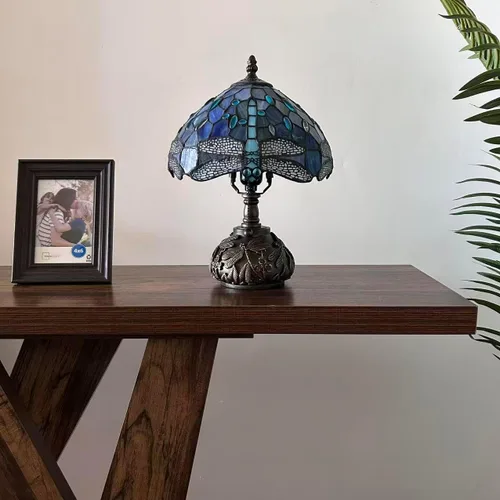 Vista 8 de Tiffany Lámpara de mesa con diseño de libélula azul, bombilla LED con vitral, incluye base de libélula para sala de estar, dormitorio, mesita