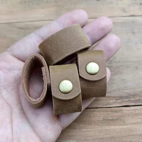 Vista 5 de Paquete de 4 llaveros de cuero para cinturón para hombre y mujer, para mantener tu cinturón extra largo