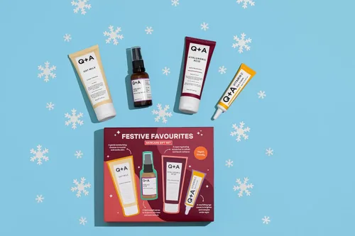 Vista 9 de Q+A Set de regalo Festive Favourites que contiene un hidratante de ácido hialurónico (2.5 fl oz), un limpiador en crema de leche de avena
