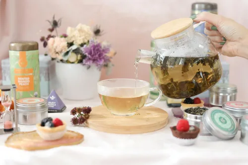 Vista 4 de Teabloom Tetera de vidrio segura para estufa con tapa de bambú (40 onzas/40.6 fl oz) + boquilla de filtro de té de hojas sueltas + 2 tés