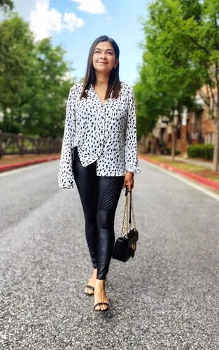 Vista 4 de ECOWISH - Blusa casual para mujer con cuello en V, túnica con estampado de leopardo, manga larga y con botones