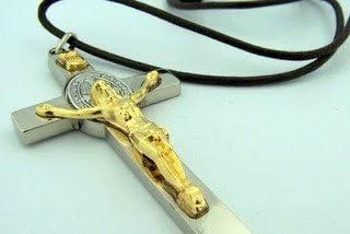 Vista 5 de Religious Gifts Colgante de cruz de San Benito en tono plateado con tono dorado, 3 pulgadas, No es una piedra preciosa