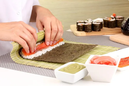 Vista 2 de Helen's Asian Kitchen Alfombrilla de sushi, 9.5 x 8 pulgadas, bambú natural (paquete de 2)