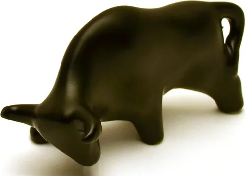 Vista 7 de Toro de escultura de cerámica hecho a mano y pintado a mano. Figura decorativa (tamaño pequeño 9.45 x 5.51 x 3.94 pulgadas) (negro mate)