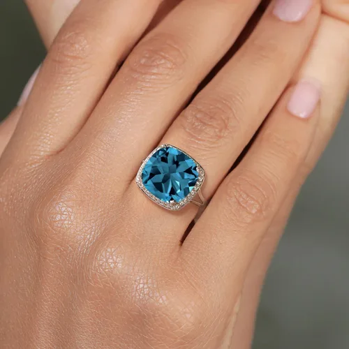 Vista 5 de Gem Stone King Anillo de oro blanco de 10 quilates con piedra natal y zafiro blanco creado para mujer, cojín de 0.472 in, anillo de compromiso