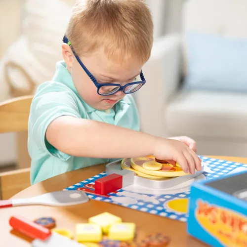 Vista 3 de Melissa & Doug Juego de panqueques Flip and Serve (19 pcs) - Comida de madera para el desayuno