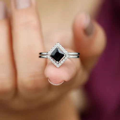 Vista 5 de Juego de anillos de boda de ónix negro y diamantes de corte princesa certificado 0.197 in Regalos de San Valentín para ella
