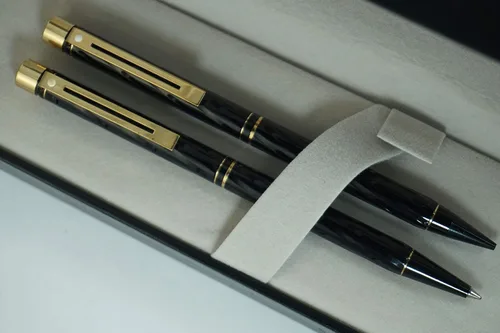 Vista 8 de Sheaffer Hecho en los Estados Unidos Signature Targa Spiral Black Lacquer Barrel con anillos de oro Signature Targa Center y bolígrafo de oro de 22