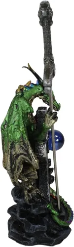 Vista 5 de Ebros Gift Legendario dragón celta metálico verde tierra sosteniendo una cruz alta con orbe azul y garra draconiana, abrecartas figurita