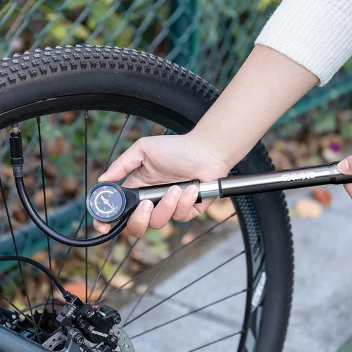 Vista 2 de CXWXC Bomba de bicicleta portátil - Mini bomba de bicicleta con manómetro se adapta a válvulas Presta y Schrader - Bomba de aire para bicicleta