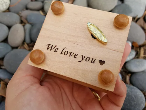 Vista 3 de Regalo de bautismo, caja de música grabada personalizada con un diseño de cruz y un nombre y fecha en la parte superior, con su elección