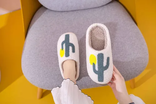 Vista 3 de NEVEROLD Divertidas y bonitas pantuflas de piel de felpa mullida, con dibujos animados, ilustradas y coloridas, para mujeres, hombres, niñas y niños