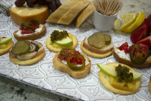 Vista 7 de Rebanadas de jalapeño confitadas de 12 onzas líquidas Ragin' Cajun Foods (paquete de 1) Sweet-and-spicy candied jalapeno slices for burgers