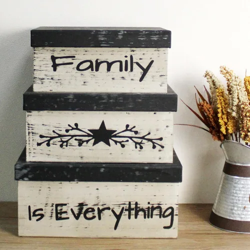 Vista 3 de CVHOMEDECO. Cajas anidadas rectangulares vintage primitivas de cartón “La familia lo es todo”, grandes 12 x 9 x 14 cm. Juego de 3.