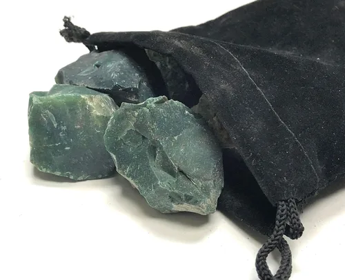 Vista 2 de Piedras de jaspe verde natural áspero con bolsa de terciopelo (1/2 libra)
