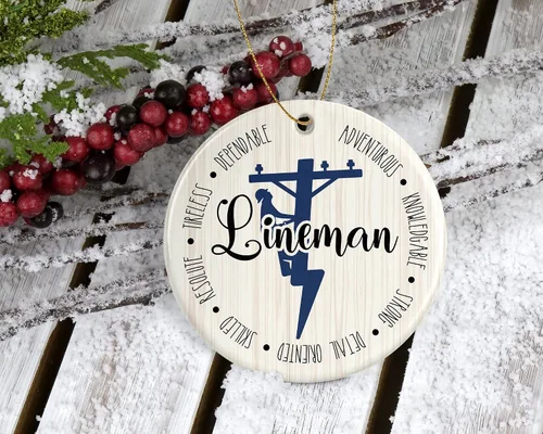 Vista 2 de Adorno de Lineman – Regalo para Liniero – Técnico de Powerline o Electricista – Dije de coche – Adorno Liniero Idea de regalo impresa en ambos lados