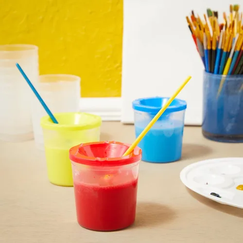 Vista 3 de Juvale Paquete de 12 vasos de pintura antiderrames con tapas para niños, suministros de arte y manualidades para aulas (4 colores, 3 x 3 pulgadas)