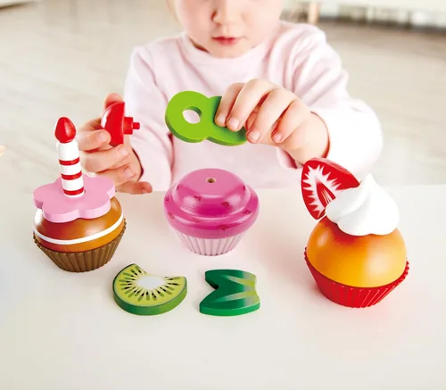 Vista 4 de Hape Cupcakes Magdalenas de madera coloridas, juguete de cocina para niños